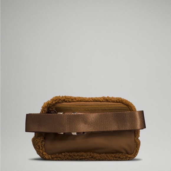 Lululemon Everywhere Fleece Belt Bag burnt caramel brown - Picture 4 of 6